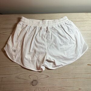 Lululemon Hotty Hot Low-Rise Lined Shorts | White | Size 4, Length 4